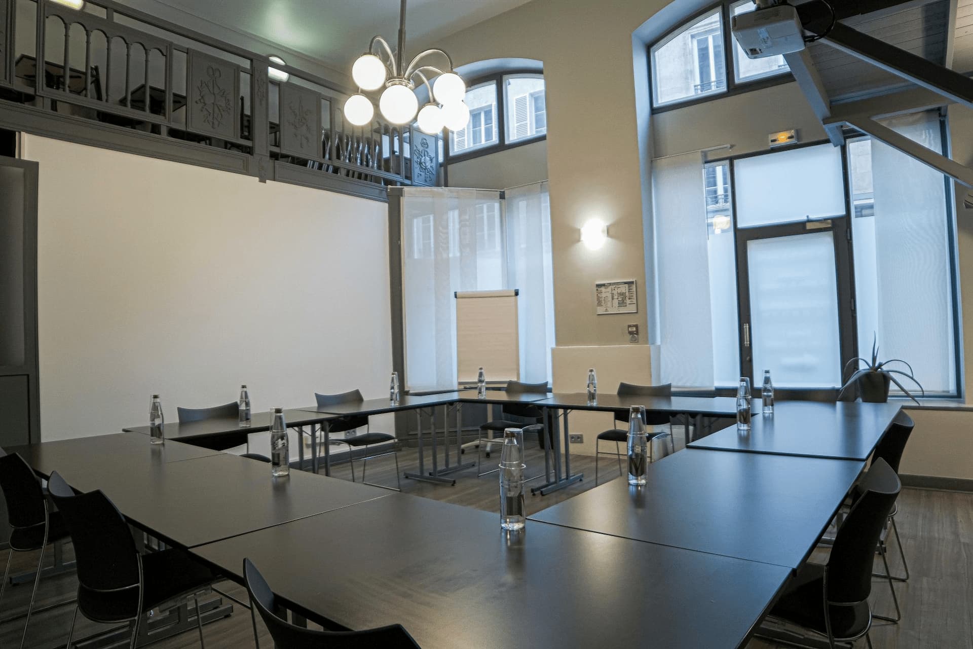 Salle Pierre Goursat à Paris 9, lumière naturelle sur deux niveaux